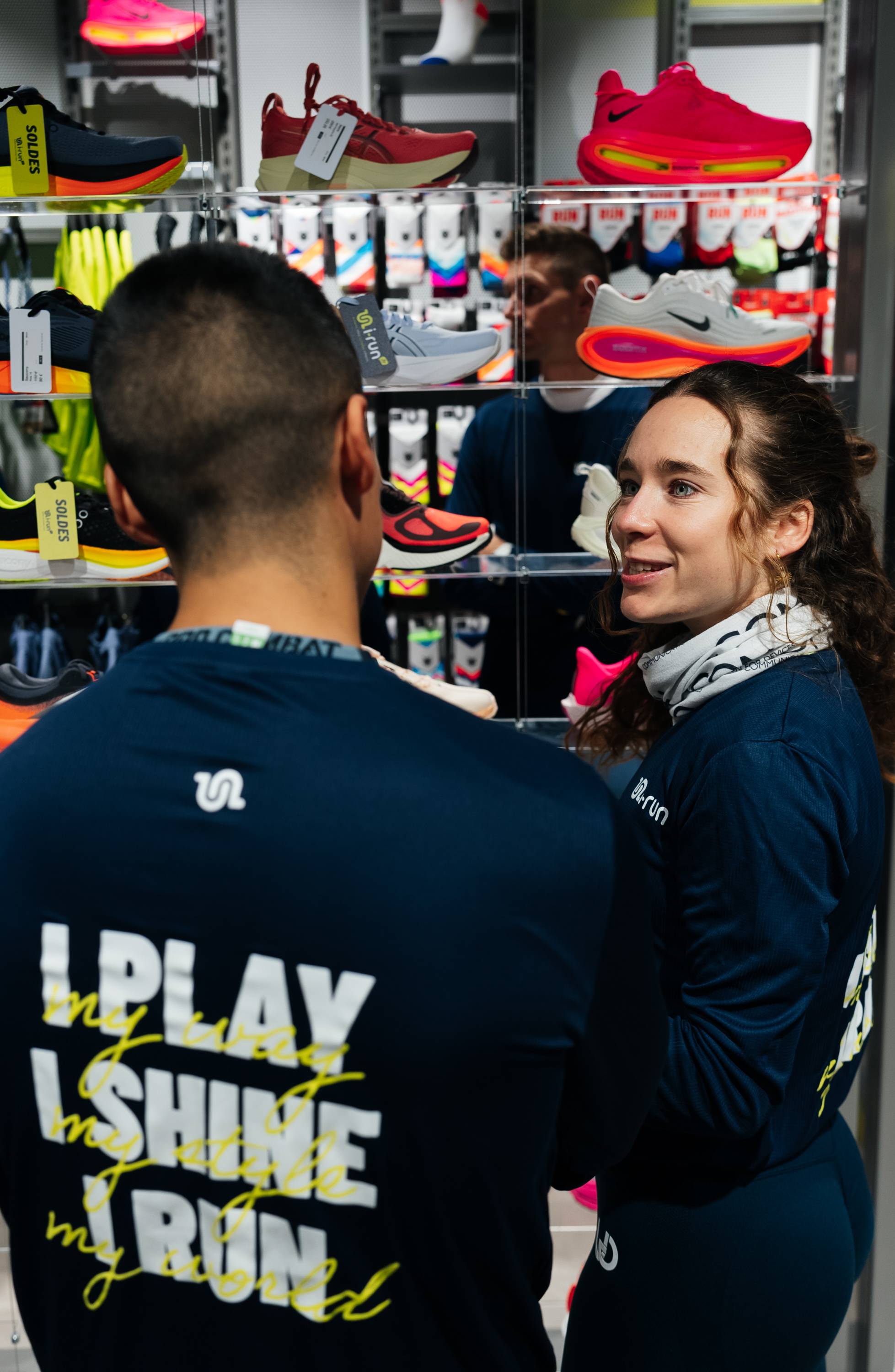 hombre y mujer hablando