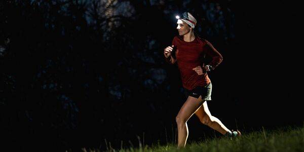 lampe frontale pour courir sur route campagne