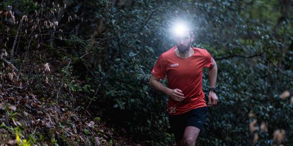 lampe frontale courir nature foret trail nuit