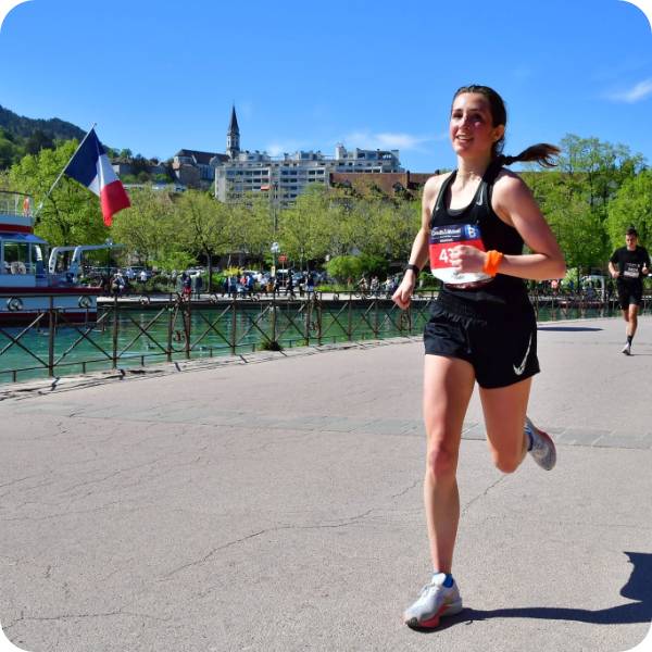 Marathon Annecy Lake 2024 - Picture of Amelie running
